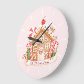 ピンクジンガーブレッドハウスホリデーファミリー名 ラージ壁時計 (傾斜)