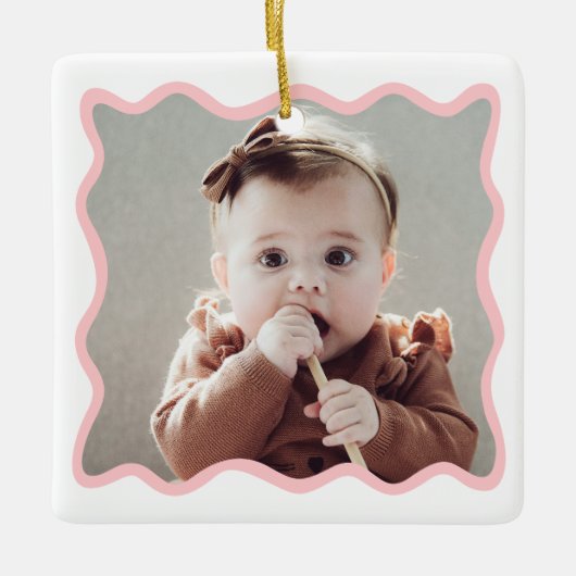 ピンクジンジャーブレッドハウス1stクリスマスフォトセラミック セラミックオーナメント (正面)