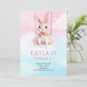 ピンクスカイバニーオンスイング誕生日招待状イースター 招待状 (スタンド正面)