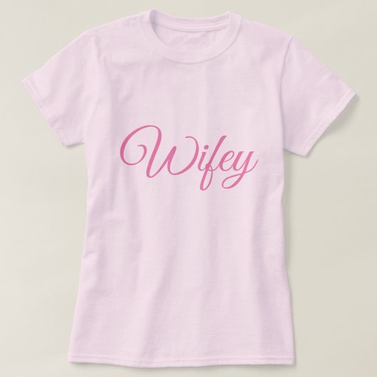ピンクスクリプトピンクWifey Tシャツ (デザイン正面)