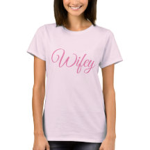 ピンクスクリプトピンクWifey Tシャツ