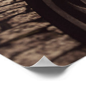 ピンクスクーターが通りに止まっている ポスター (角)