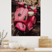 ピンクスクーターが通りに止まっている ポスター (キッチン)