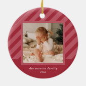 ピンクスタイリッシュのストライプシンプル写真クリスマスセラミ セラミックオーナメント (裏面)
