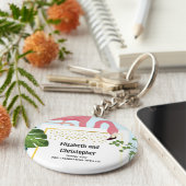 ピンクスタイリッシュのフラミンゴと熱帯葉のフラ結婚ミンゴ キーホルダー (側面)