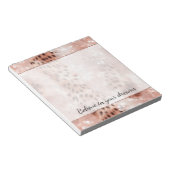 ピンクスタイリッシュガーリーローズ金ゴールドレオパード・グリッツ ノートパッド (アングル)