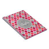 ピンクスタイリッシュグレーのモロッコパターンモノグラム ノートブック (右側)