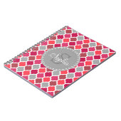 ピンクスタイリッシュグレーのモロッコパターンモノグラム ノートブック (左側)