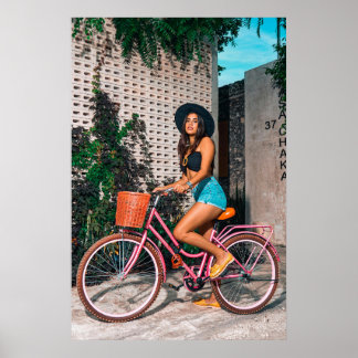 ピンクスタイリッシュ自転車の女性、アーバンアドベンチャーアート ポスター