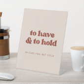 ピンクスタイリッシュ色で毛布を持って結婚いる 台座サイン (インサイチュ)