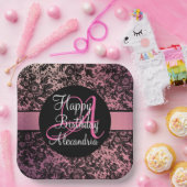 ピンクスタイリッシュ赤面ブラックフローラモノグラム誕生日 ペーパープレート (パーティー)