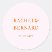 ピンクスタイリッシュ&ピーチオレンジタイポグラフィ結婚ズ ラウンドシール (正面)