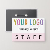 ピンクスタッフバッジ（ロゴ付きピンバック名ボタン） 缶バッジ (正面/裏面)