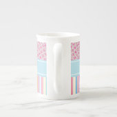 ピンクストライブ柄およびパターン ボーンチャイナマグカップ (裏面)