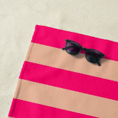 ピンクストライプのフラミンゴモノグラムのビーチタオル ビーチタオル (インサイチュ)