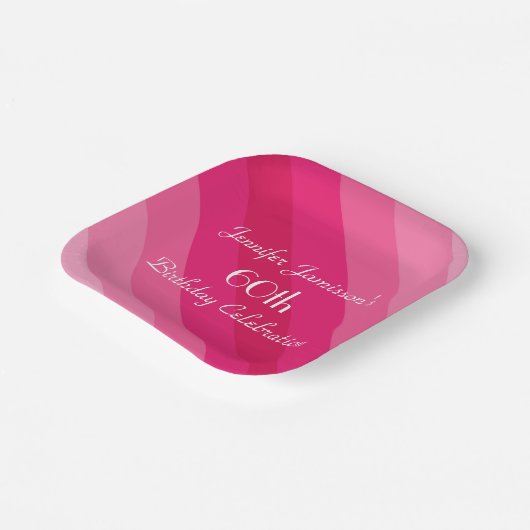 ピンクストライプの女性のための60歳の誕生日パーティー ペーパープレート (傾斜あり)