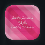 ピンクストライプの紙プレート50th Birthday Party ペーパープレート<br><div class="desc">このピンクの対角線の5つの色のパタストライプーンと飾おもしろいパーティーの紙プレート。デフォルトでは「50誕生日」と表示されるが、名前、年数、イベントの文字を簡単に変更できる。あフェミニンあガーリーあ！SocolikCardShopで利用可能なマッチング紙ナプキン。All Rights Reserved © 2014 Alan & Marcia Socolik.</div>