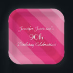 ピンクストライプの紙プレート90th Birthday Party ペーパープレート<br><div class="desc">このピンクの対角線の5つの色のパタストライプーンと飾おもしろいパーティーの紙プレート。デフォルトでは「90誕生日」と表示されるが、名前、年数、イベントの文字を簡単に変更できる。あフェミニンあガーリーあ！SocolikCardShopで利用可能なマッチング紙ナプキン。All Rights Reserved © 2014 Alan & Marcia Socolik.</div>