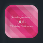 ピンクストライプの紙プレート90th Birthday Party ペーパープレート<br><div class="desc">このピンクの対角線の5つの色のパタストライプーンと飾おもしろいパーティーの紙プレート。デフォルトでは「90誕生日」と表示されるが、名前、年数、イベントの文字を簡単に変更できる。あフェミニンあガーリーあ！SocolikCardShopで利用可能なマッチング紙ナプキン。All Rights Reserved © 2014 Alan & Marcia Socolik.</div>