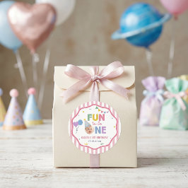 ピンクストライプスの1歳の誕生日パーティーステッカー お誕生日おめでとう ラウンドシール