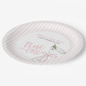 ピンクストライプ色のピンチが進んでいる ペーパープレート (アングル)