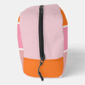 ピンクストライプ、白、オレンジ色のモノグラムの ドップキット (右)