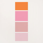 ピンクストライプ、白、オレンジ色のモノグラムの ヨガマット (裏面)