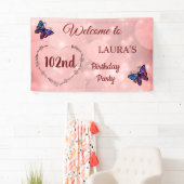 ピンクスパークリパーソナライズされたーバタフライ102番目の誕生日 横断幕 (インサイチュ)