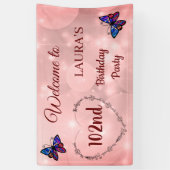 ピンクスパークリパーソナライズされたーバタフライ102番目の誕生日 横断幕 (縦)