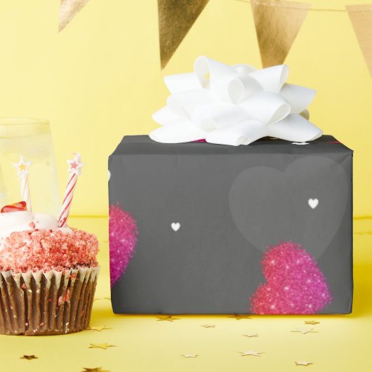 ピンクスパークルハートオンブラック ラッピングペーパー (誕生日パーティー)