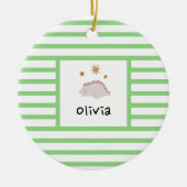 ピンクスリーピーベビーディノ |グリーンストライプモダン セラミックオーナメント (正面)