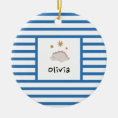 ピンクスリーピーベビーディノ |ネイビーブルーストライプモダン セラミックオーナメント (正面)