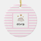 ピンクスリーピーベビーディノ |ベビーピンクストライプモダン セラミックオーナメント (正面)