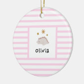 ピンクスリーピーベビーディノ |ベビーピンクストライプモダン セラミックオーナメント (左)
