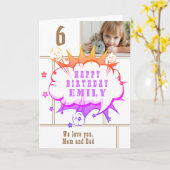 ピンクスーパーヒーロー漫画スピーチバブルガール誕生日C カード (黄色い花)