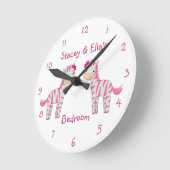 ピンクゼブラシスターパーソナライズされたズシェアードベッドルーム ラウンド壁時計 (傾斜)