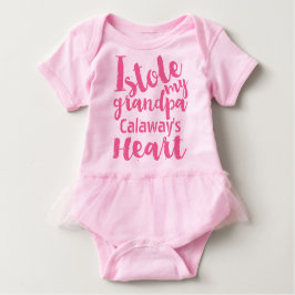 ピンクタイポグラフィが私のおじいちゃんのハートを名前で盗んだ ベビーボディスーツ