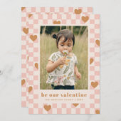ピンクタンチェッカーボードハートバレンタインデーカード 招待状 (正面/裏面)