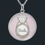 ピンクダイヤモンドリングや輪BRIDE結婚's Gift Necklace スターリングシルバーネックレス<br><div class="desc">ピンク色の背景にオリジナルリングのダイヤモンドマーカーイラストレーションを備え淡い色の、おもしろいグレーのフォントにBRIDEを持つ。結婚式素晴らしやブライダルシャワーや婚約のために！</div>