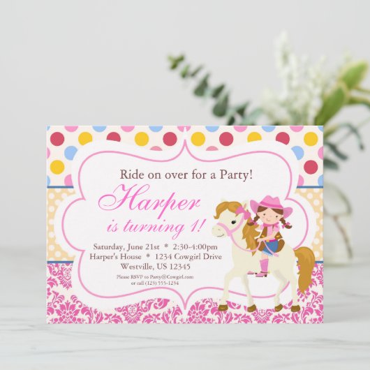 ピンクダマスクと水玉模様女性のカーボーイ誕生日パーティー 招待状 (スタンド正面)