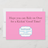 ピンクダマスクと水玉模様女性のカーボーイ誕生日パーティー 招待状 (裏面)