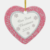 ピンクダマスクフェイクダイヤモンド初めてのクリスマス セラミックオーナメント (正面)