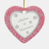 ピンクダマスクフェイクダイヤモンド初めてのクリスマス セラミックオーナメント (裏面)