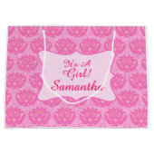 ピンクダマスクベビーその女の子の名前パーソナライズされた ラージペーパーバッグ (正面)