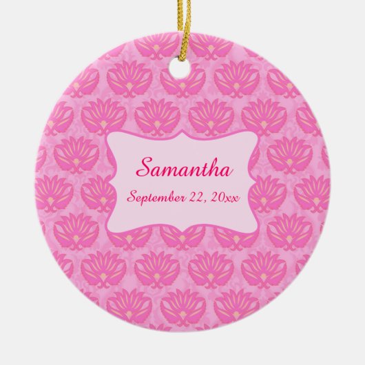 ピンクダマスクベビーガールネームパーソナライズされた誕生 セラミックオーナメント (正面)
