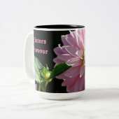 ピンクダリアの花を持つ永遠の姉妹コーヒーマグ ツートーンマグカップ (正面左)