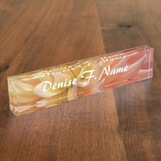 ピンクダリア花びらパーソナライズされたフローラ デスクネームプレート (側面)