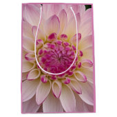 ピンクダリア花びらフローラマクロフォト ミディアムペーパーバッグ (正面)