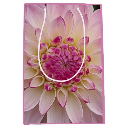 ピンクダリア花びらフローラマクロフォト ミディアムペーパーバッグ (正面)