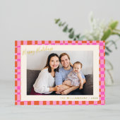 ピンクチェッカーボードカラフルレトロクリスマスフォト 箔シーズンカード (立ち正面)